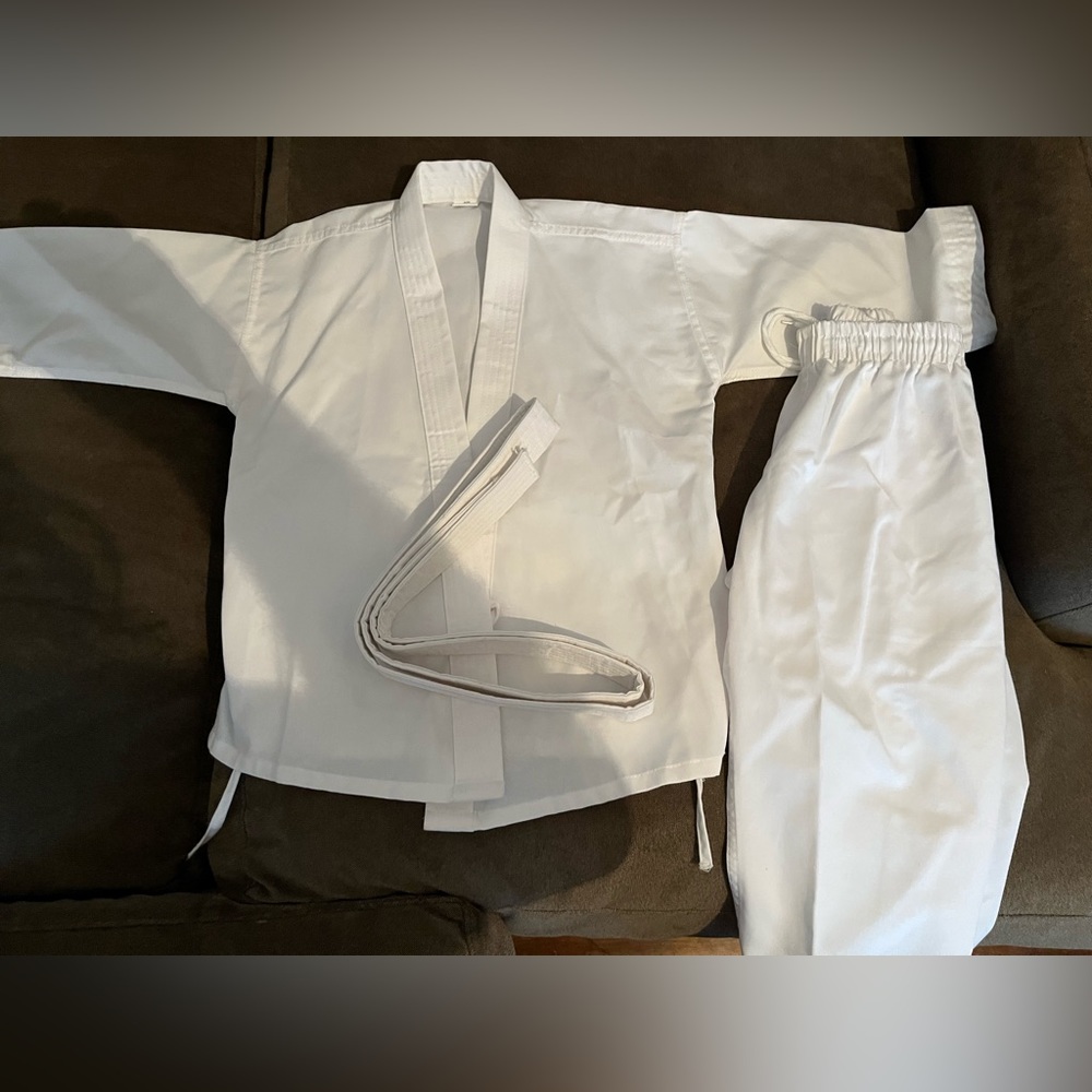 Kids Size 000 karate Uniform new!